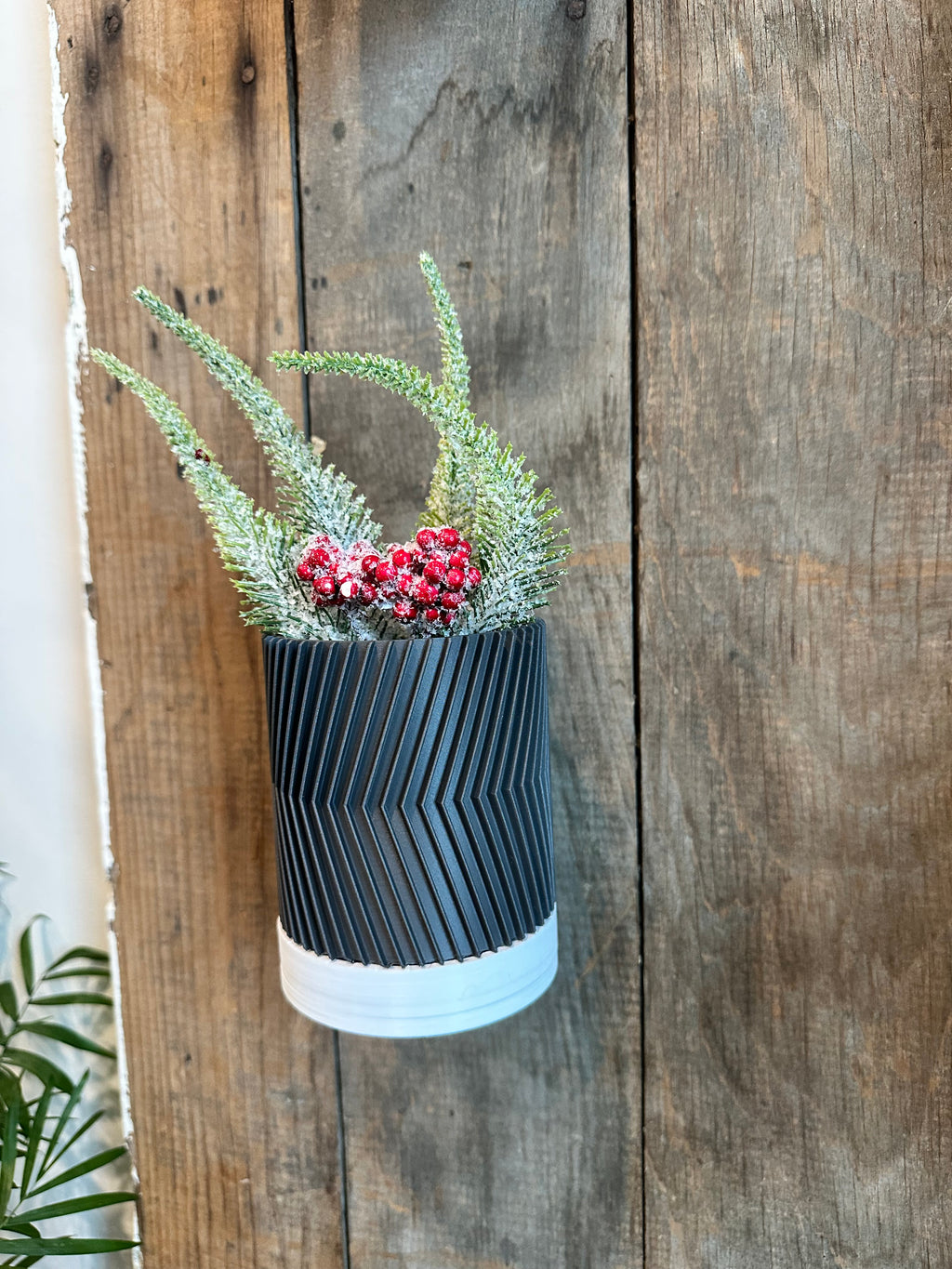 Line & Leaf Wall Planters